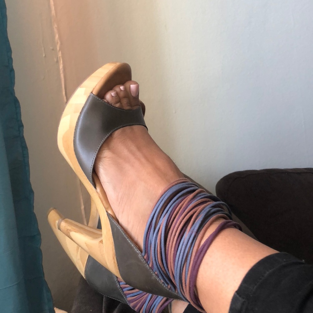 🌹 J Shoes brand wooden gorgeous heels 🌹 - Picture 2 of 5